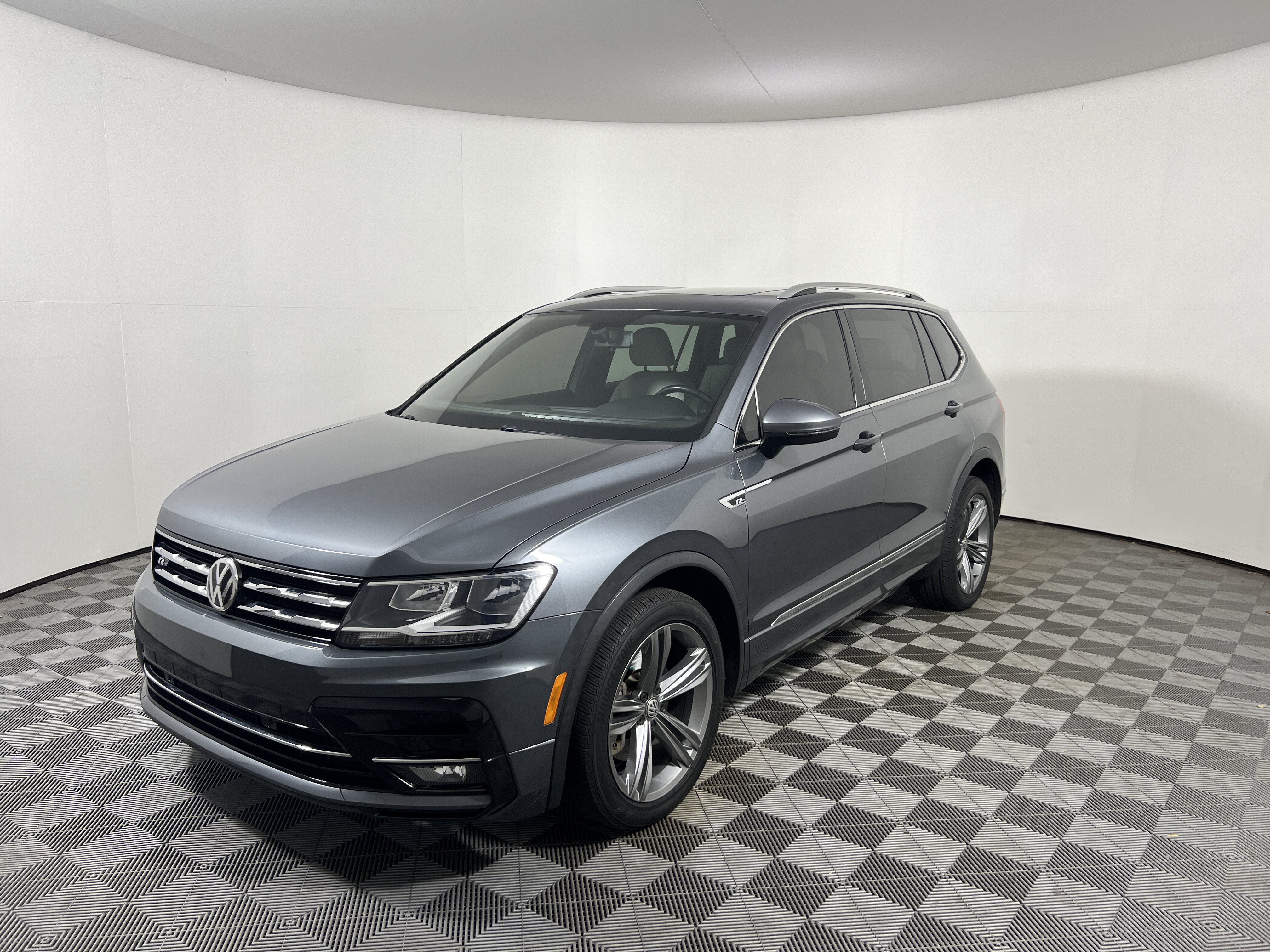 Used 2018 Volkswagen Tiguan SEL w/ R-Line Package FWD image 9