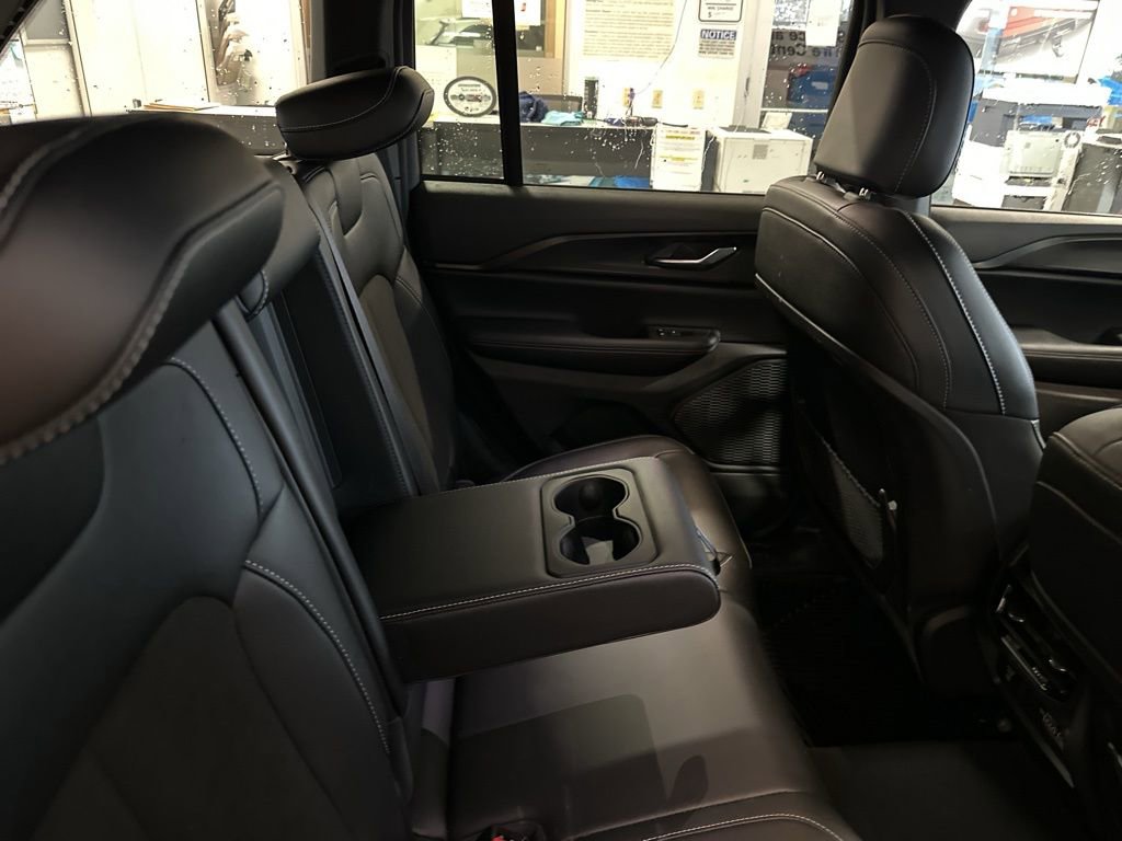 Used 2024 Jeep Grand Cherokee Altitude image 21