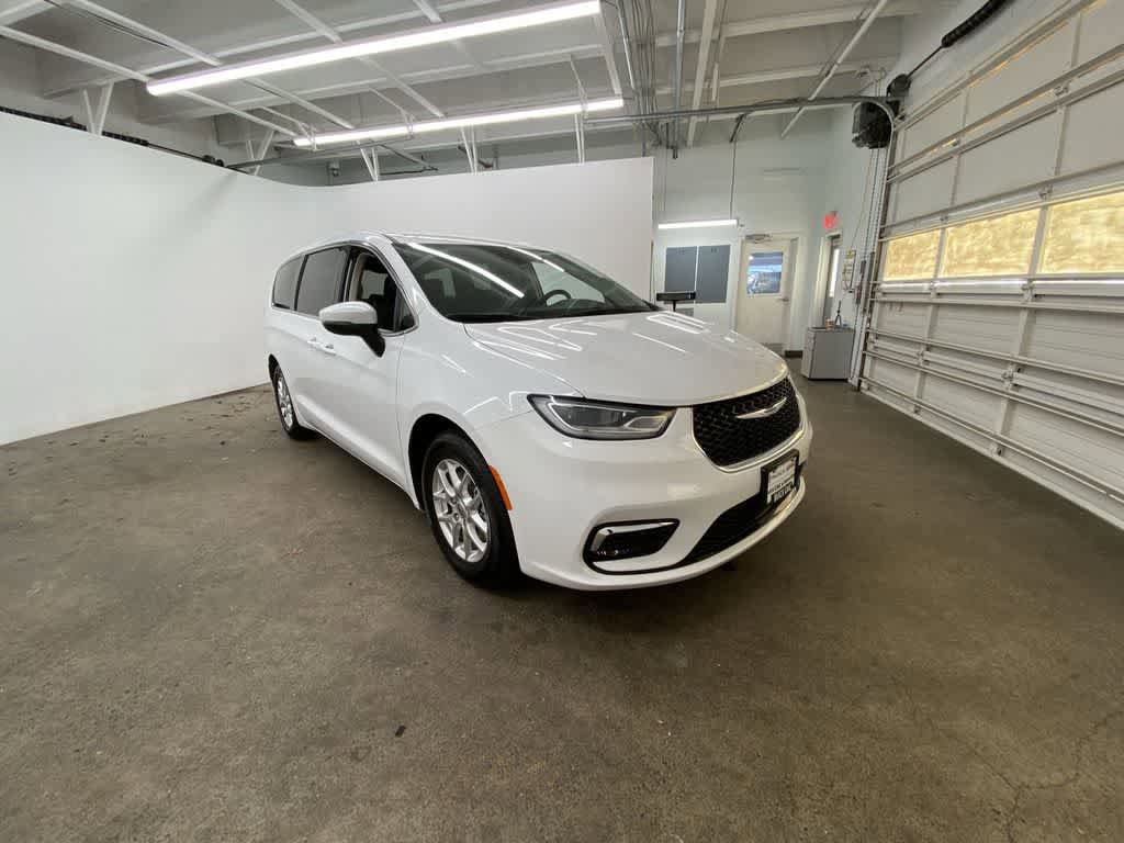 Used 2023 Chrysler Pacifica Touring-L image 8