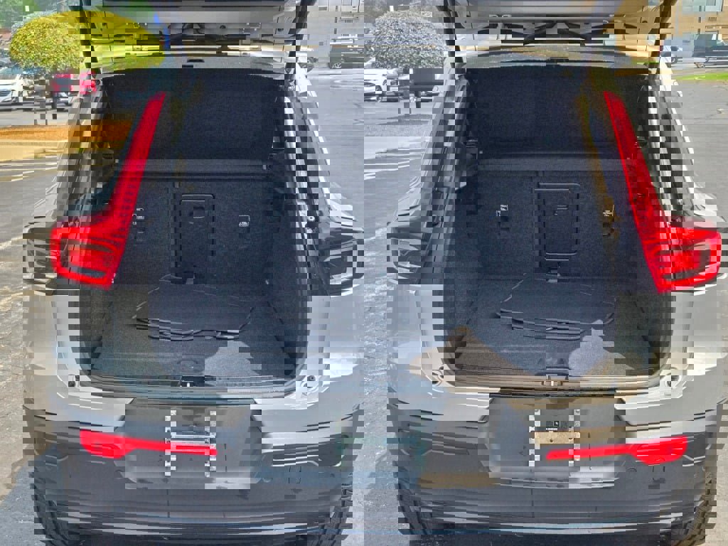 Used 2024 Volvo XC40 B5 Core image 13