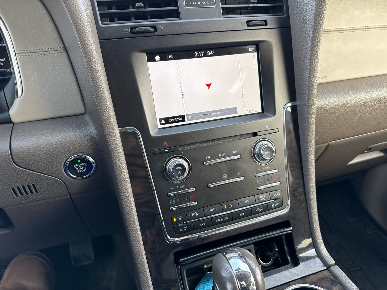 Used 2017 Lincoln Navigator Select image 17