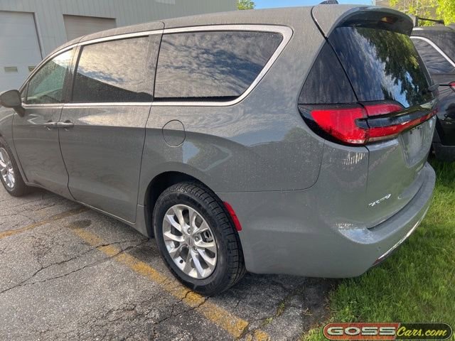 Used 2023 Chrysler Pacifica Touring-L w/ Uconnect Theater Family Group AWD/4WD image 4