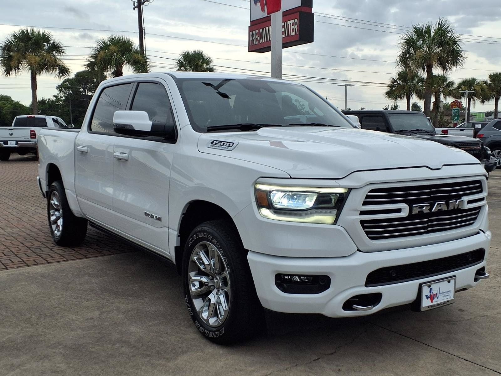 Used 2023 RAM 1500 Laramie AWD/4WD image 3
