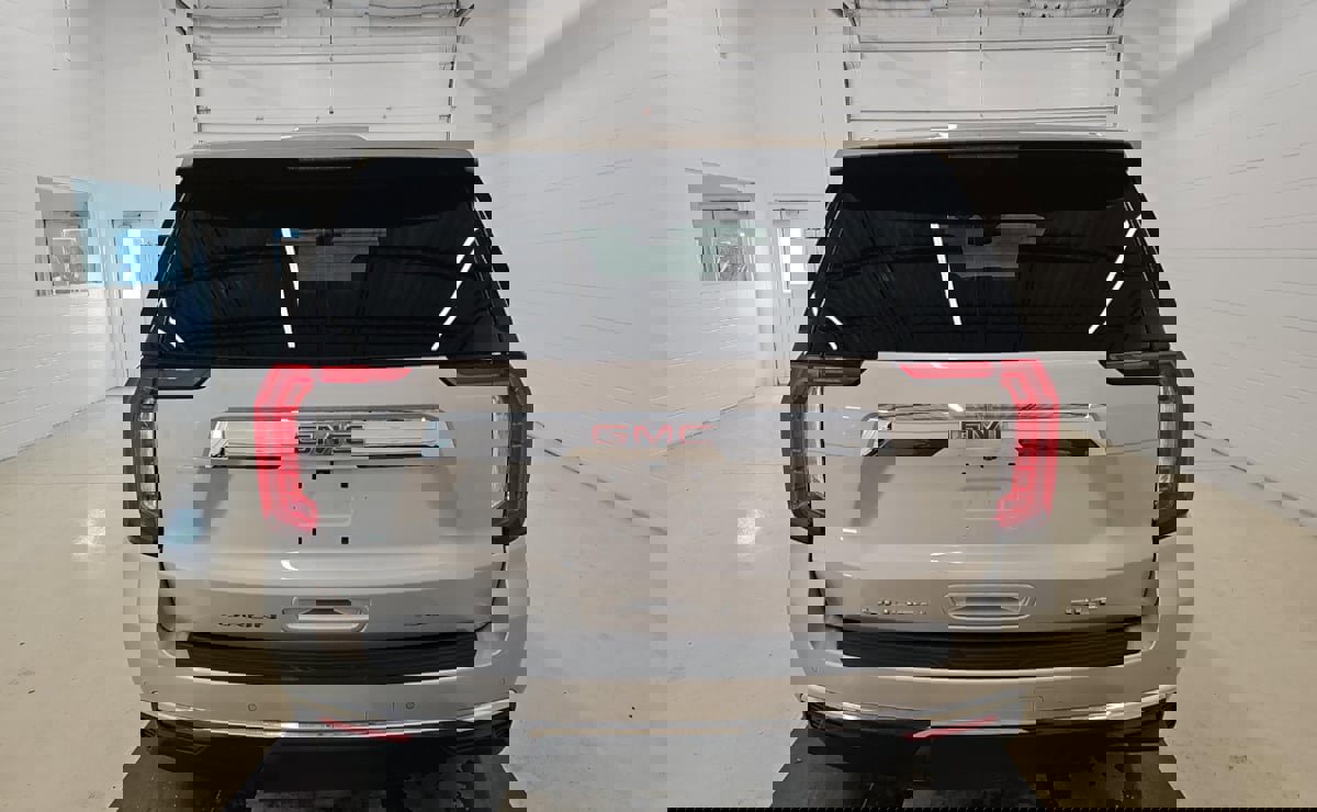 Used 2021 GMC Yukon XL SLT w/ SLT Premium Package image 4