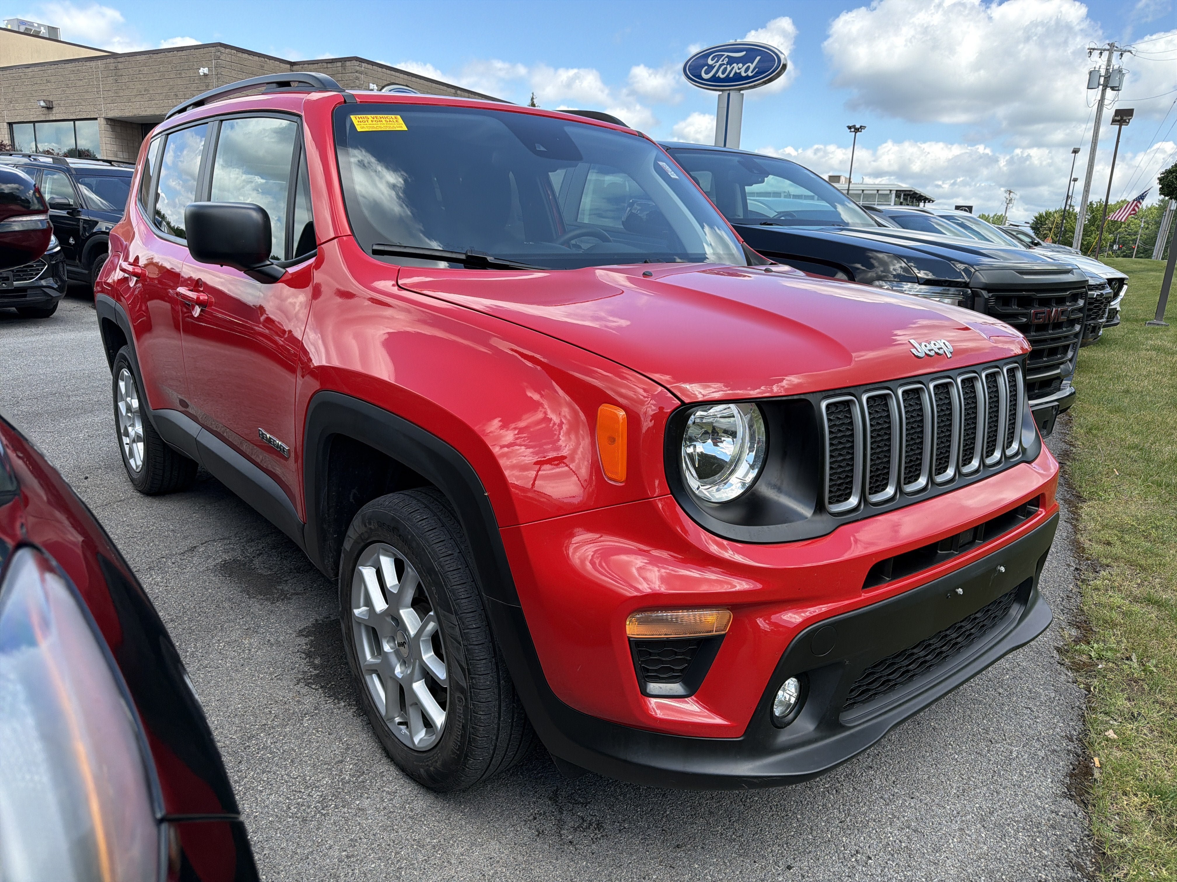 Used 2022 Jeep Renegade Latitude AWD/4WD image 2