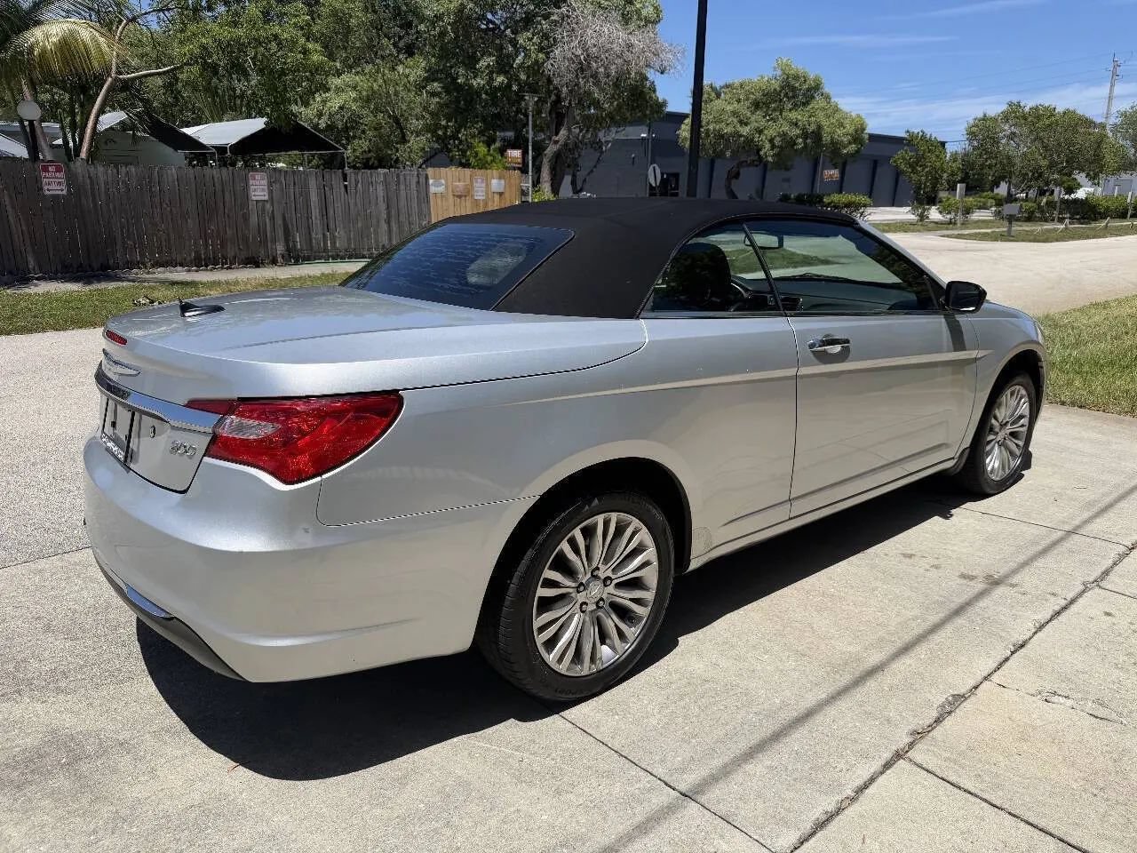 Used 2011 Chrysler 200 Limited FWD image 7
