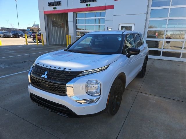 Used 2024 Mitsubishi Outlander SE Black Edition image 3