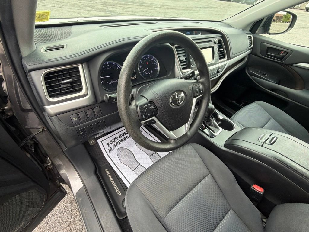 Used 2019 Toyota Highlander LE AWD/4WD image 13