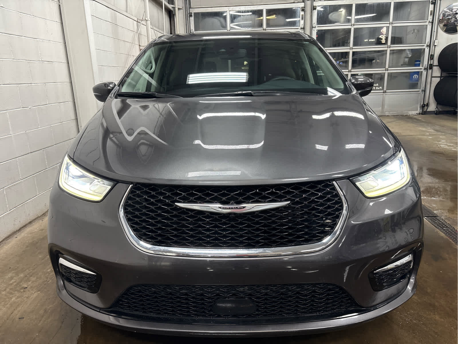 Used 2023 Chrysler Pacifica Touring-L image 3