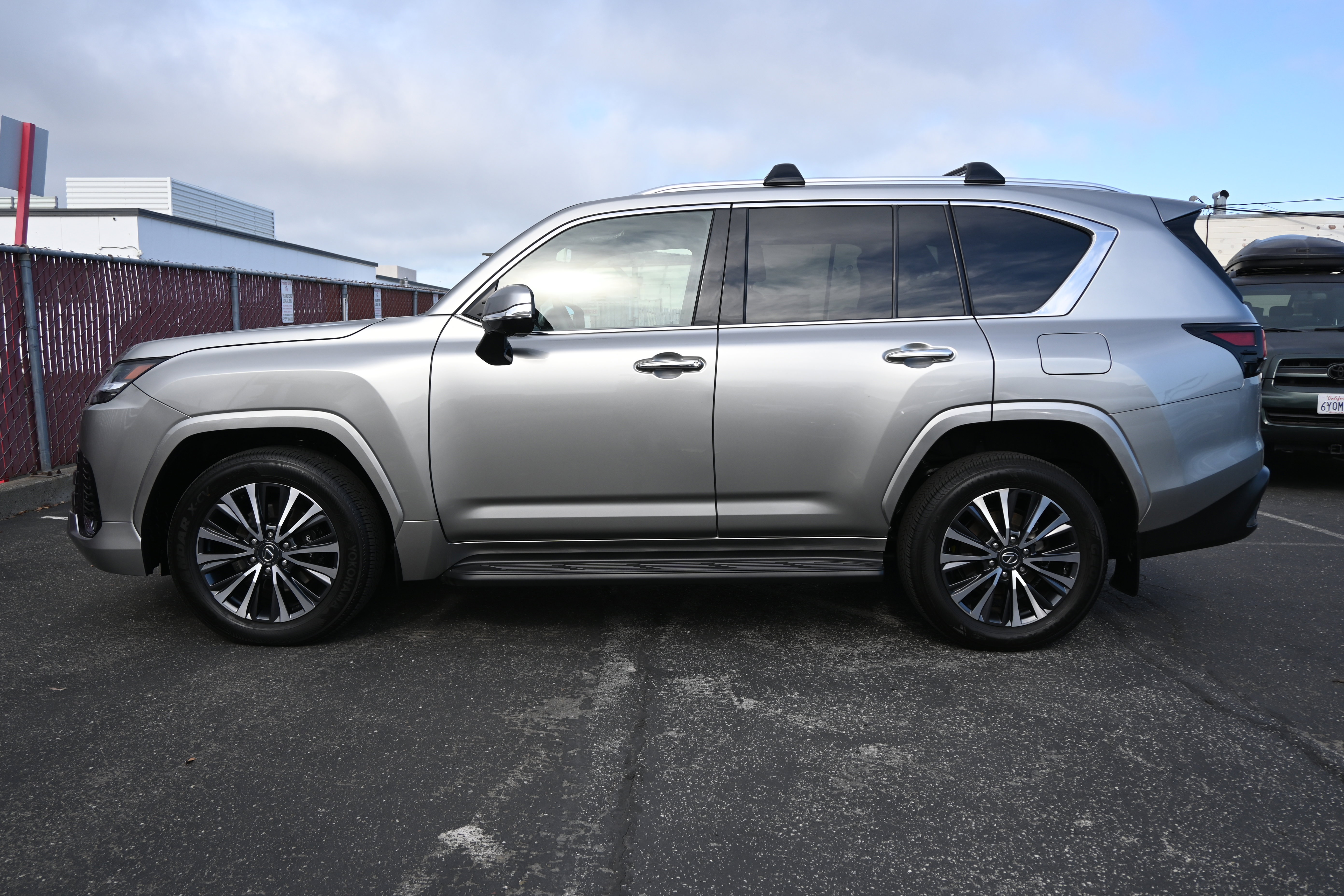 Used 2024 Lexus LX 600 4WD w/ Premium Package image 2