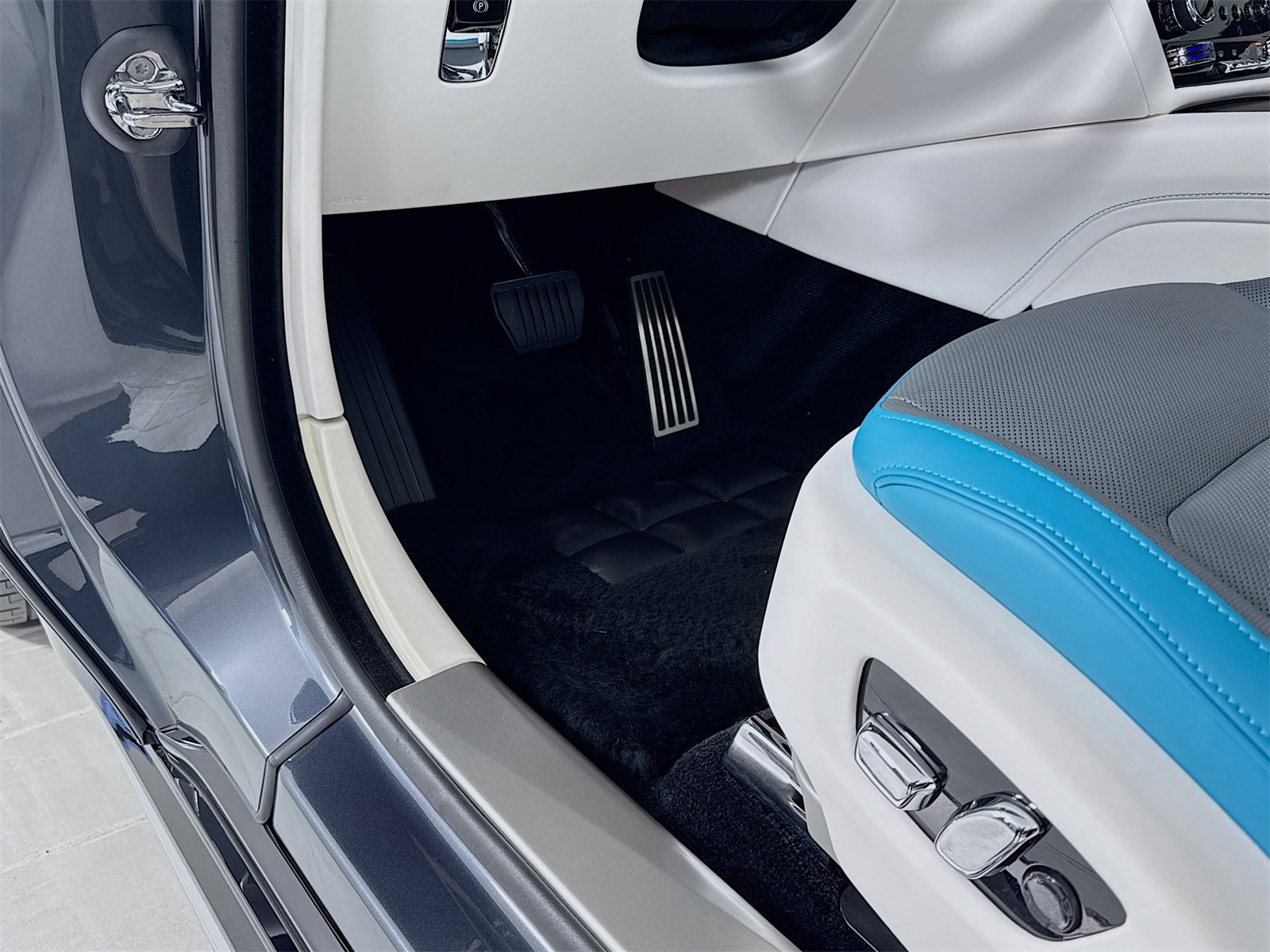 Certified 2024 Rolls-Royce Spectre w/ Spectre Launch Package image 24