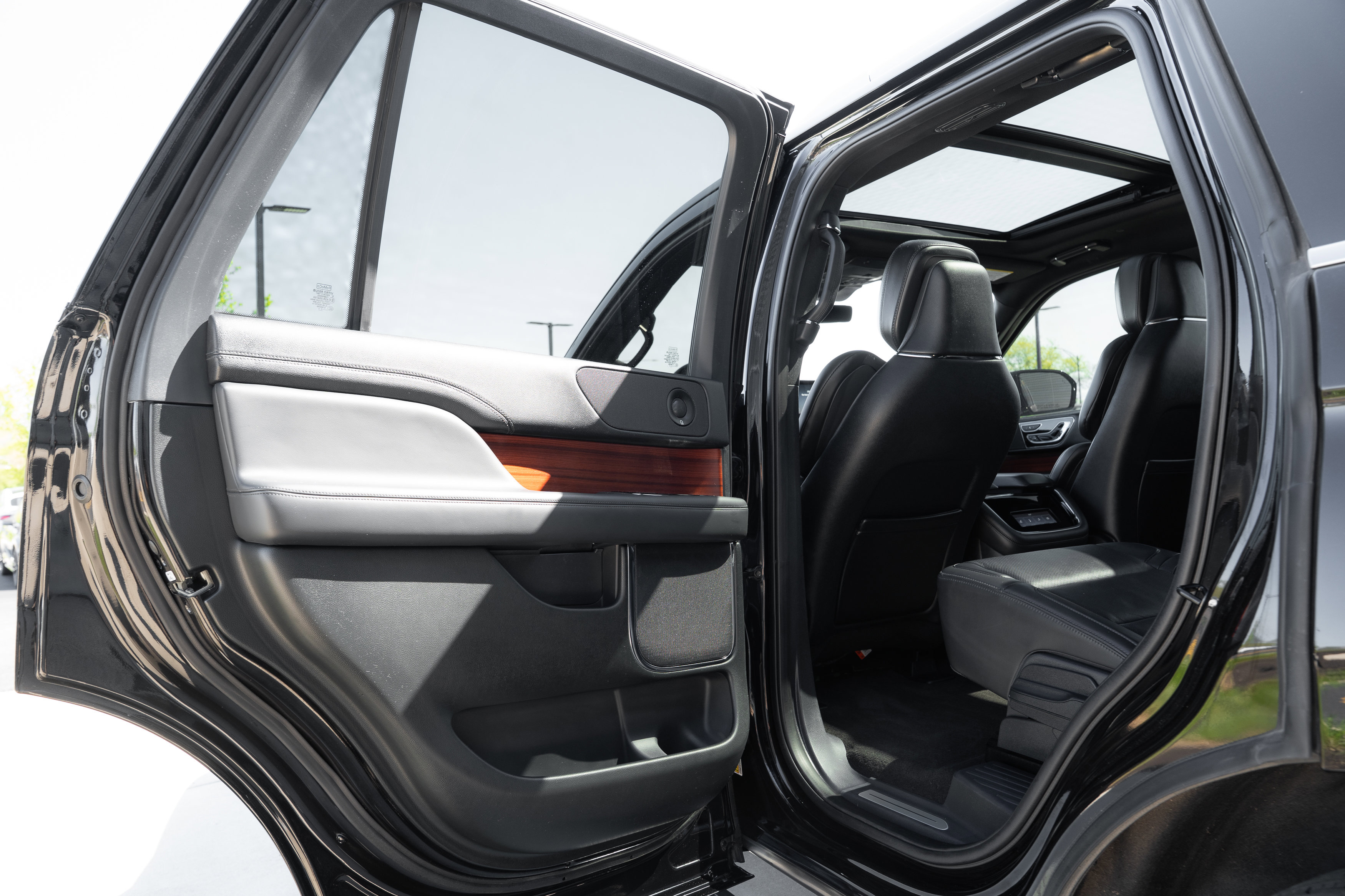Used 2024 Lincoln Navigator Reserve w/ Monochromatic Package AWD/4WD image 30