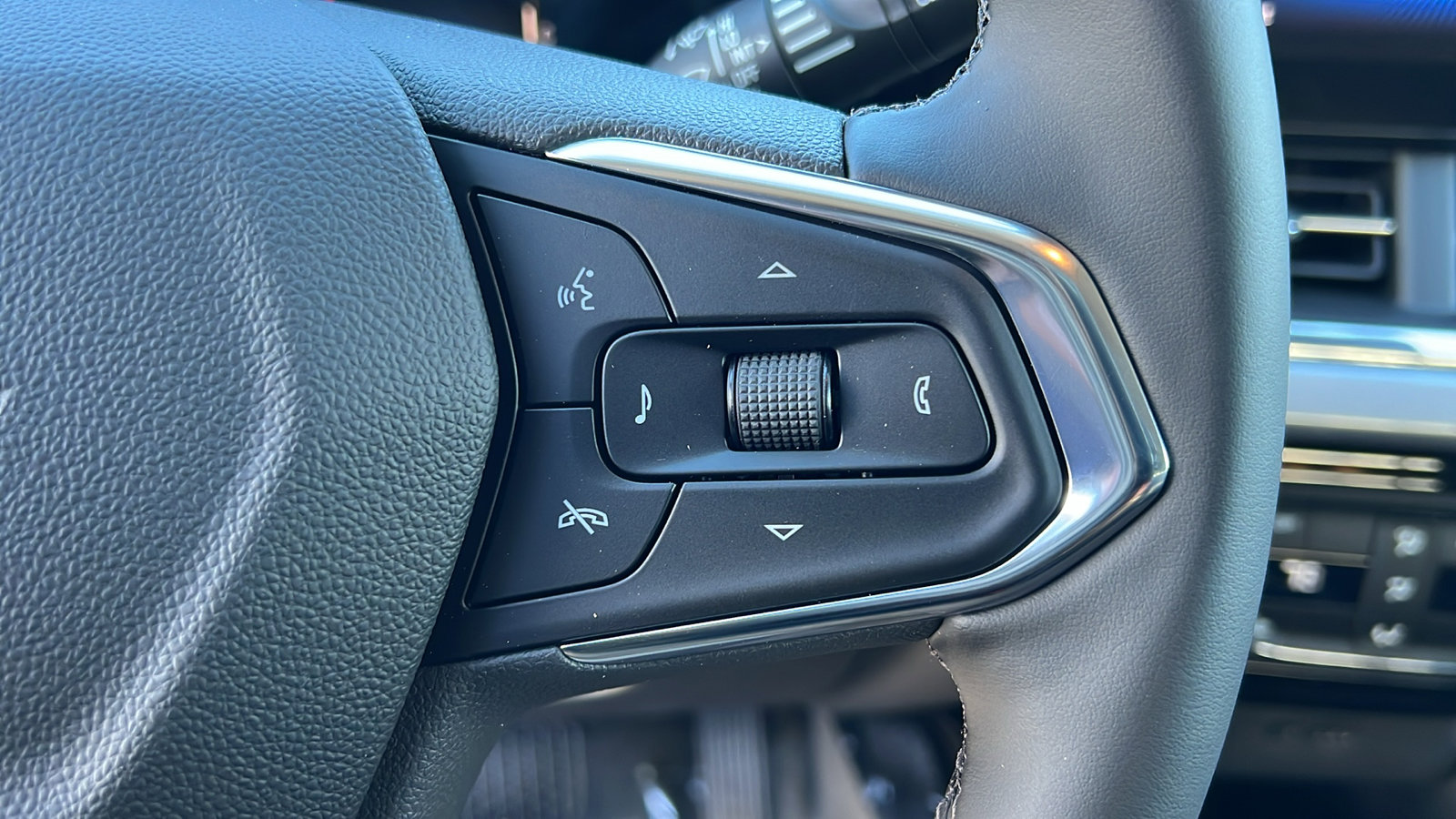 New 2026 Chevrolet Trax LT w/ LT Convenience Package FWD image 25