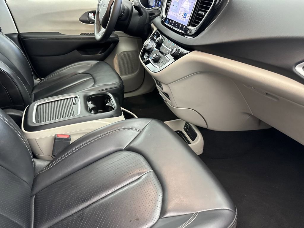 Used 2023 Chrysler Pacifica Touring-L image 16