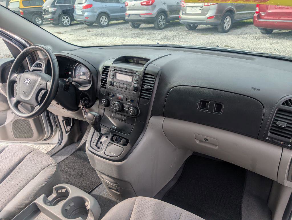 Used 2008 Hyundai Entourage Limited image 17