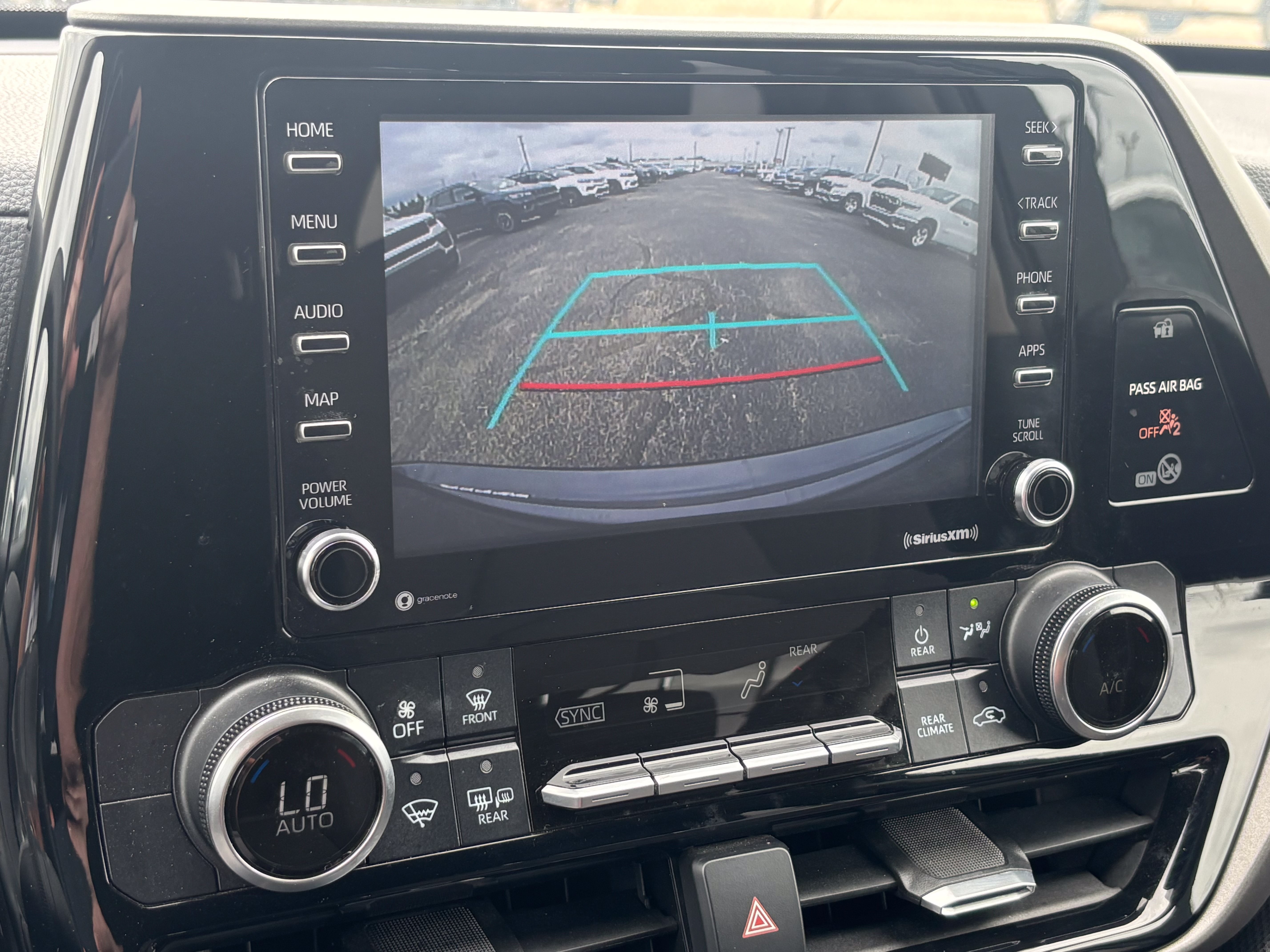 Used 2020 Toyota Highlander L FWD image 13