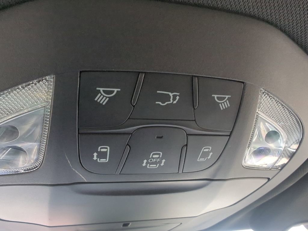 Used 2025 Chrysler Pacifica Select image 24