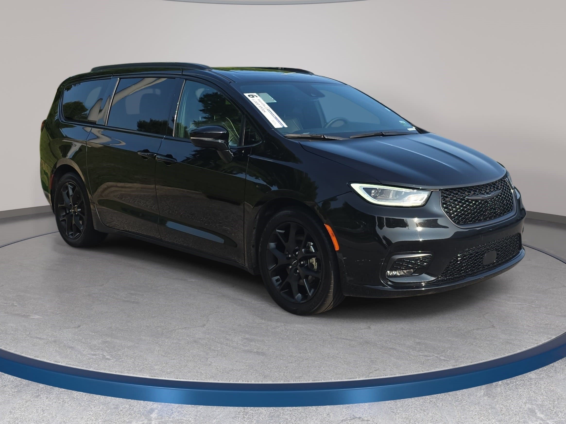 Used 2025 Chrysler Pacifica Limited FWD image 3