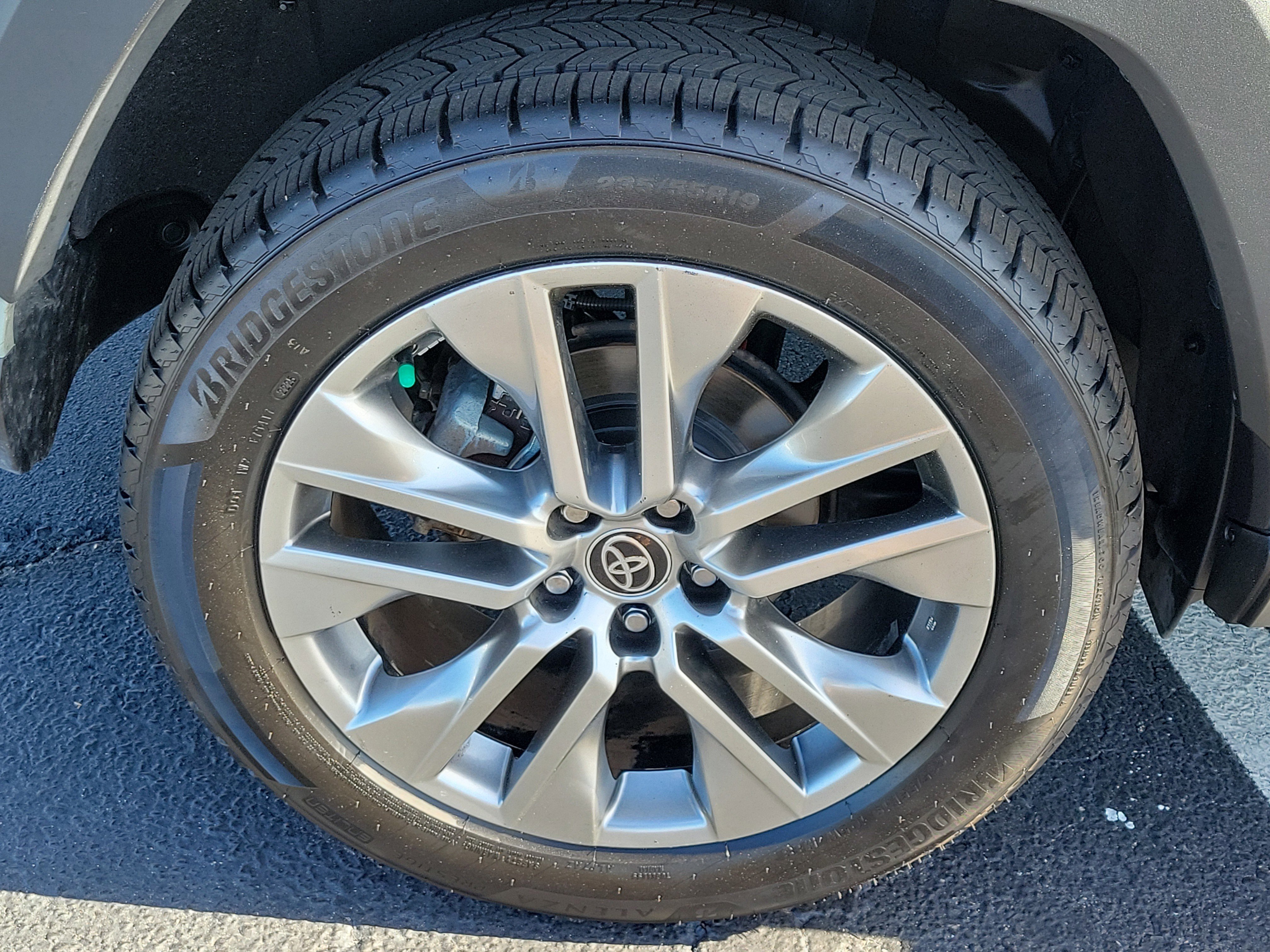 Used 2022 Toyota RAV4 XLE Premium image 10