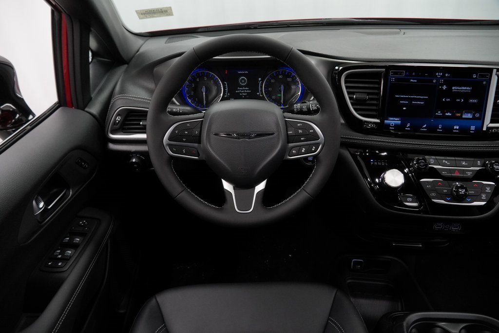 Certified 2025 Chrysler Pacifica Select image 24
