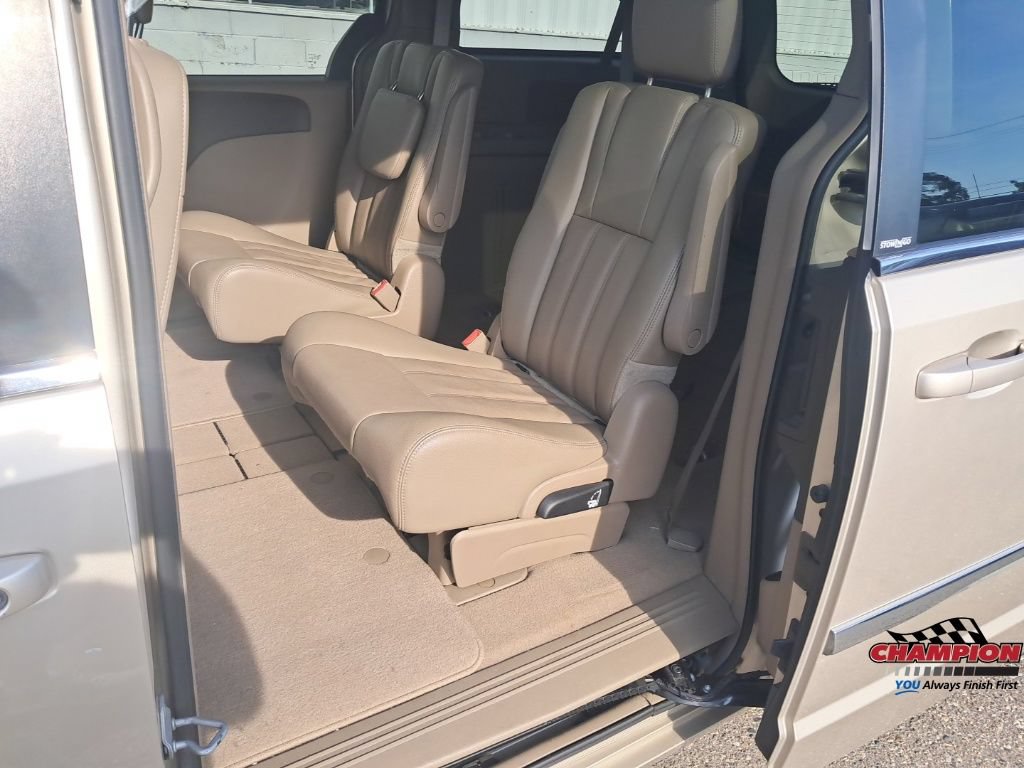 Used 2013 Chrysler Town & Country Touring FWD image 17