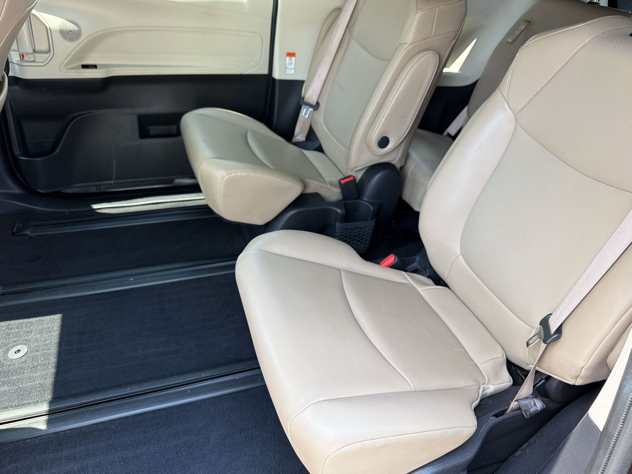 Used 2022 Toyota Sienna XLE FWD image 23