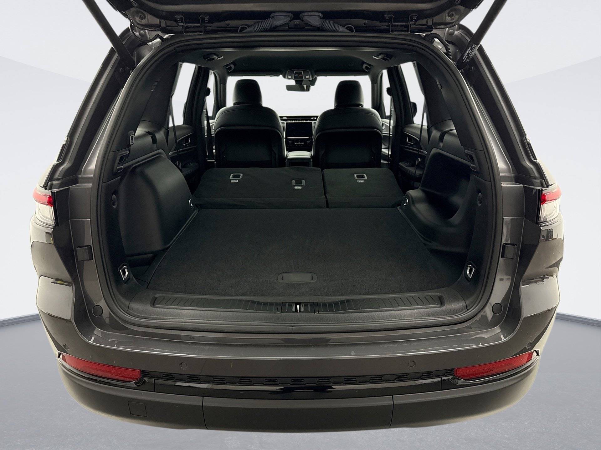 Used 2025 Jeep Grand Cherokee Limited w/ Black Appearance Package image 23