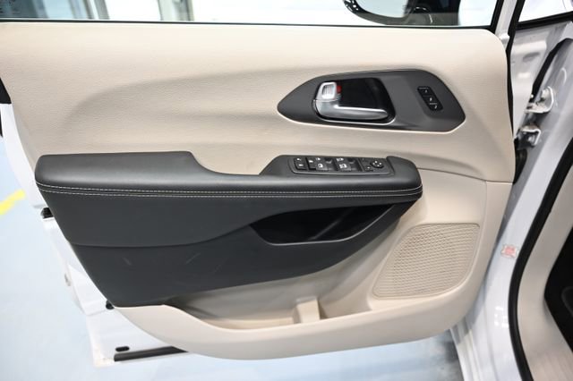 Used 2024 Chrysler Pacifica Touring-L FWD image 25