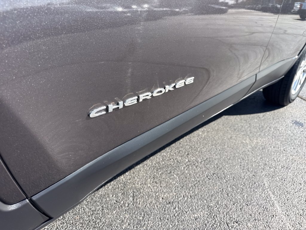 Used 2015 Jeep Cherokee Latitude w/ Cold Weather Group AWD/4WD image 22