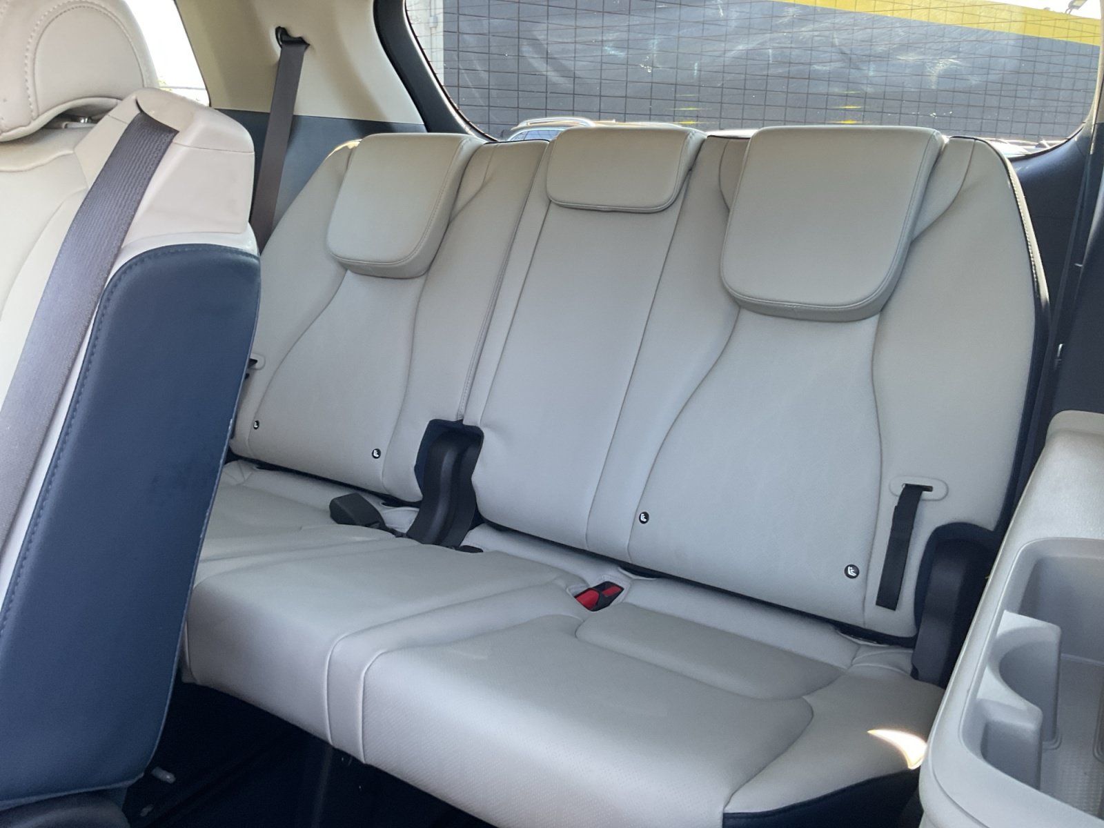 Used 2025 Kia Carnival EX FWD image 28