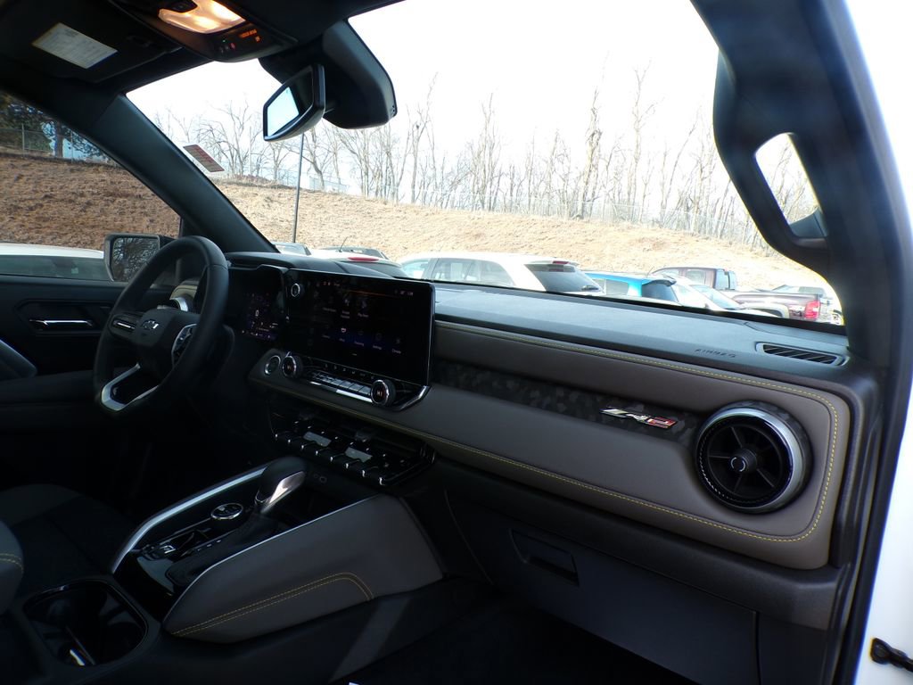 Used 2024 Chevrolet Colorado ZR2 w/ Technology Package AWD/4WD image 15