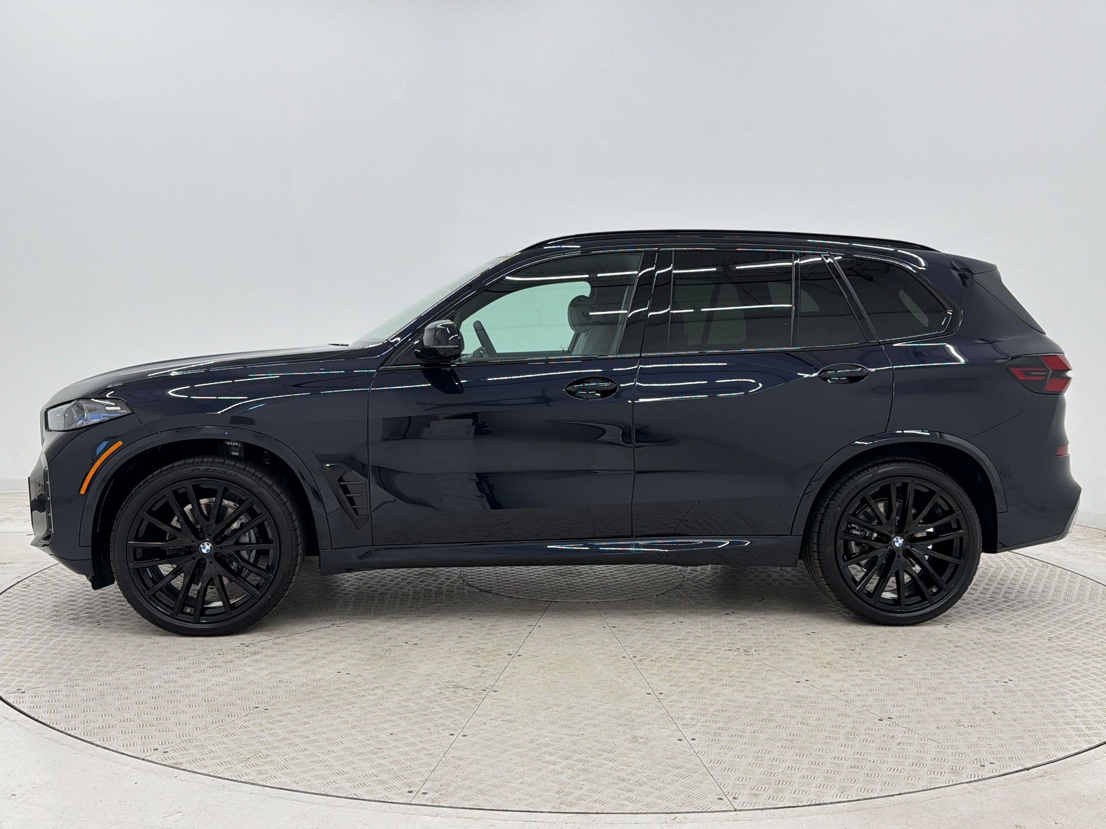 New 2026 BMW X5 xDrive40i w/ M Sport Package AWD/4WD image 2