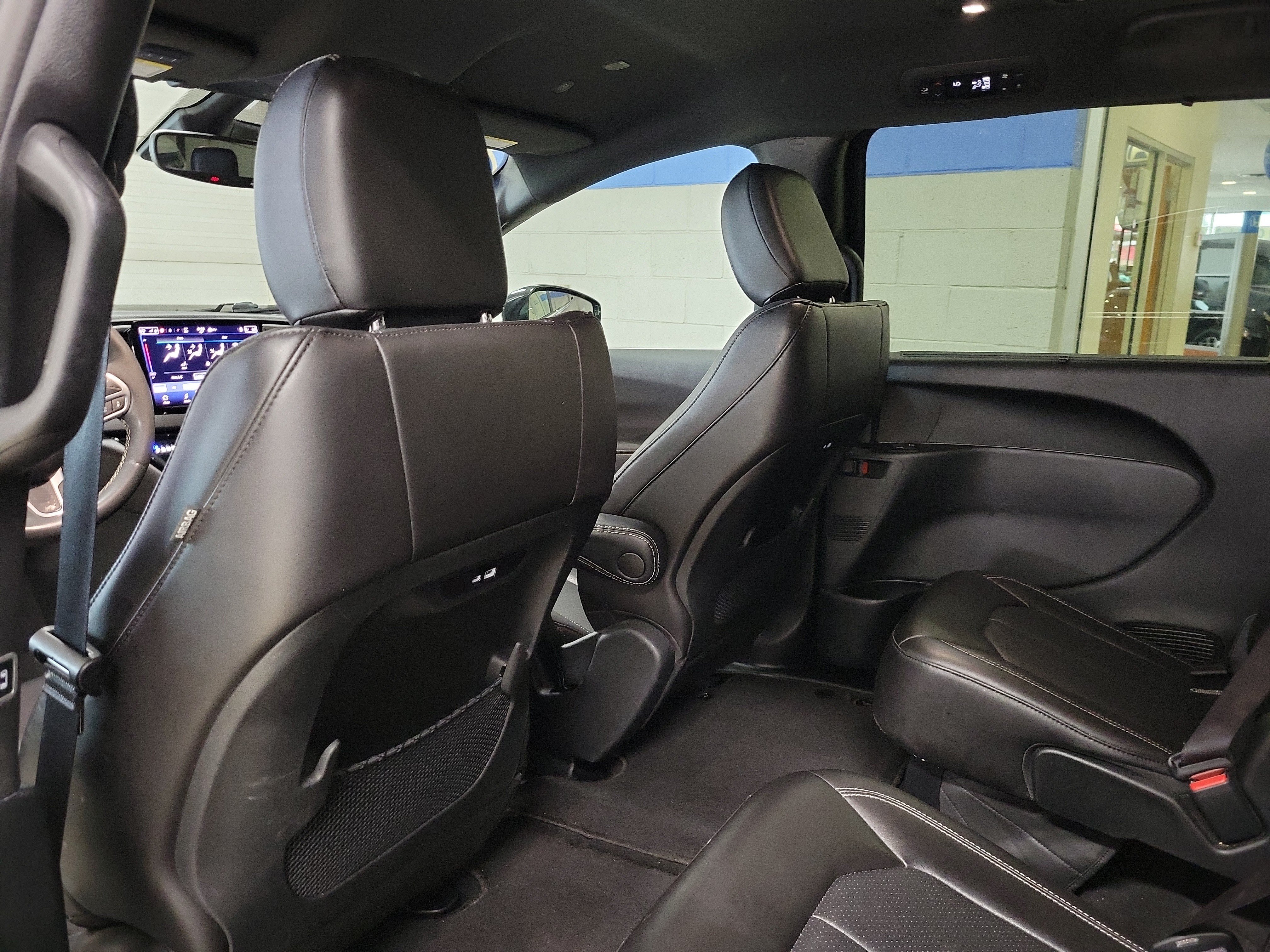 Used 2025 Chrysler Pacifica Select FWD image 16