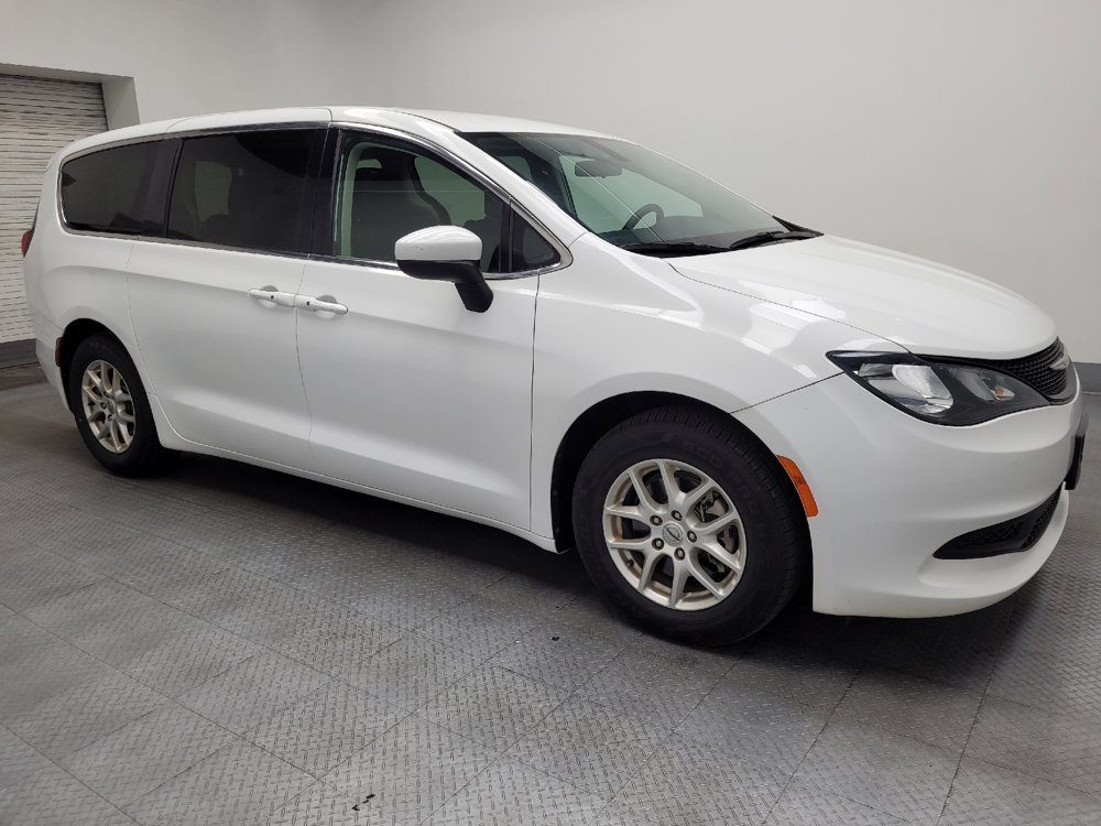 Used 2022 Chrysler Voyager LX FWD image 11