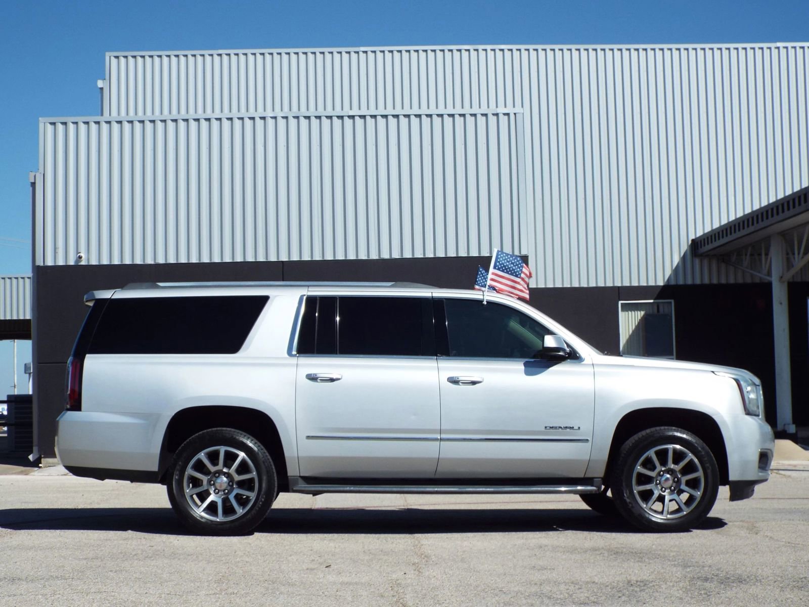 Used 2015 GMC Yukon XL Denali w/ Touring Package RWD image 4