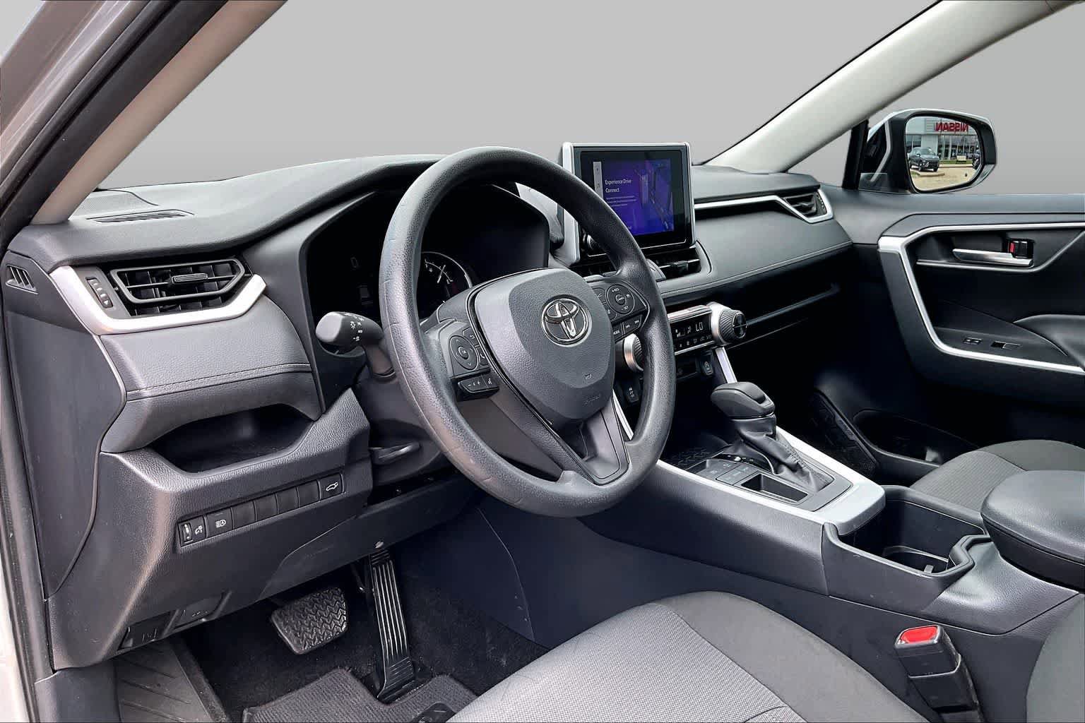 Used 2025 Toyota RAV4 XLE w/ Convenience Package FWD image 18