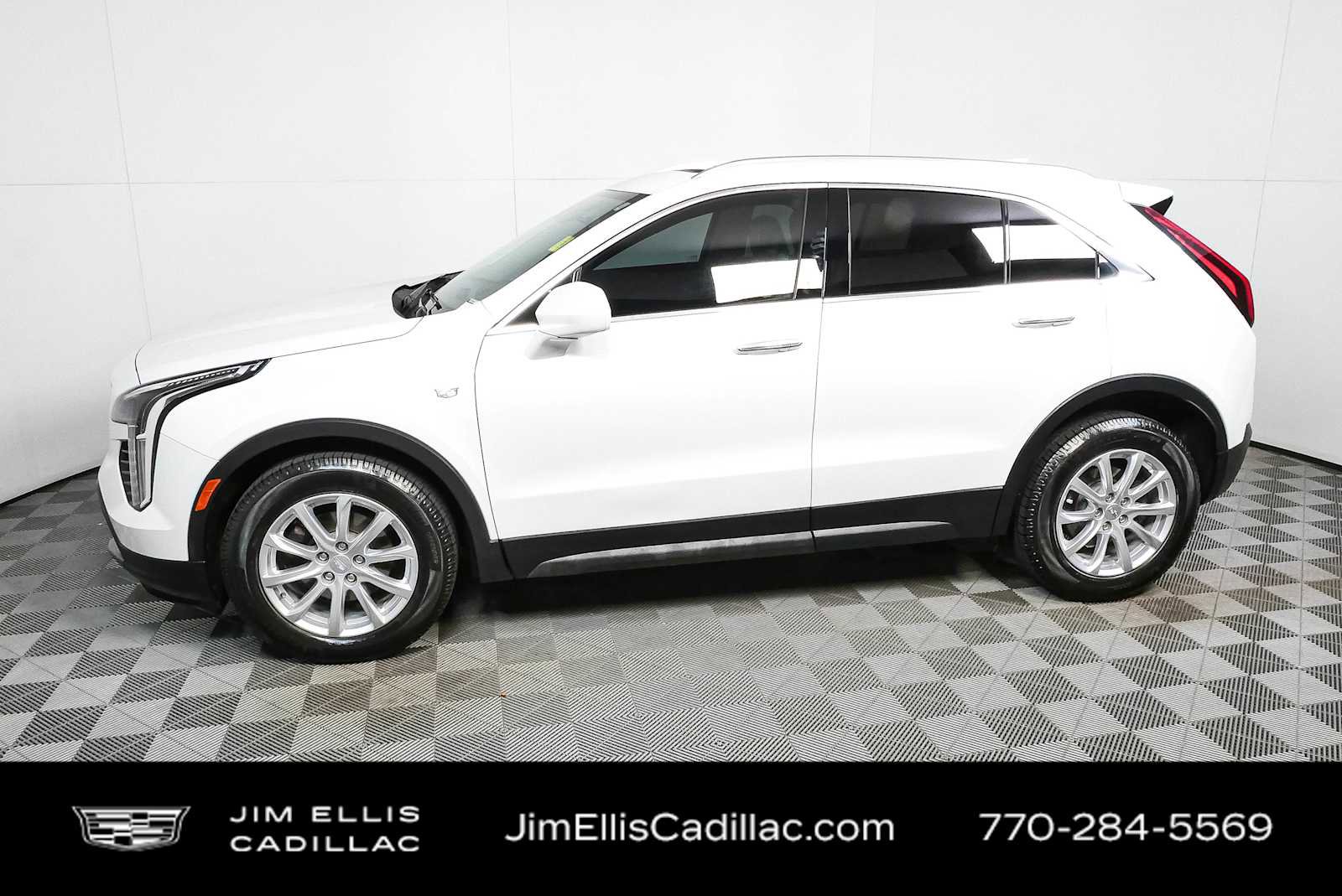 Used 2019 Cadillac XT4 Luxury w/ Cold Weather Package FWD image 29
