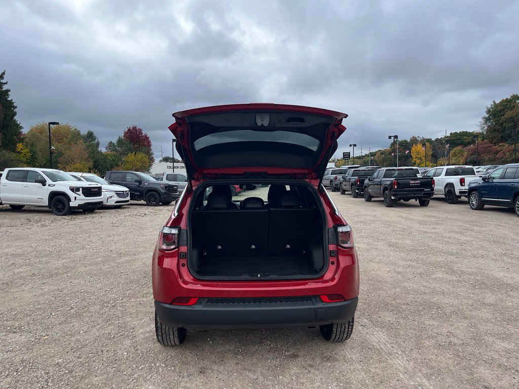 Used 2025 Jeep Compass Limited AWD/4WD image 8