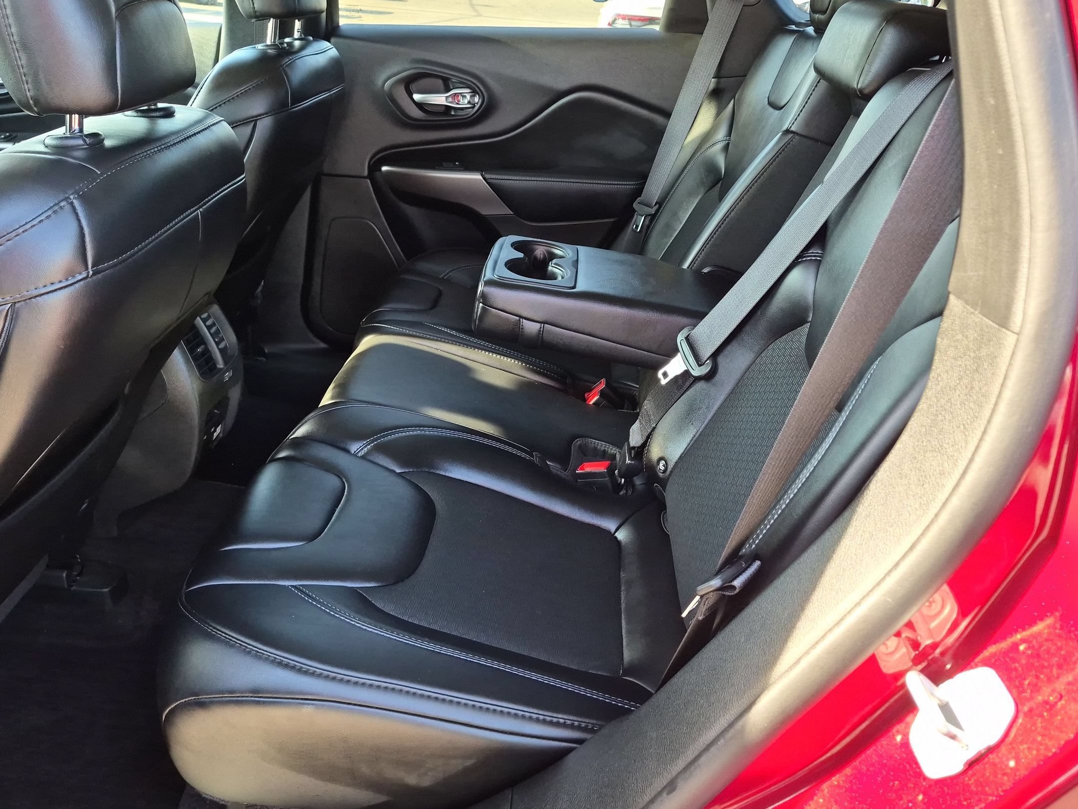 Used 2019 Jeep Cherokee Latitude Plus w/ Comfort/Convenience Group FWD image 29