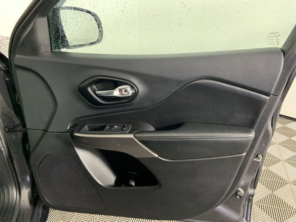 Used 2020 Jeep Cherokee Limited image 23