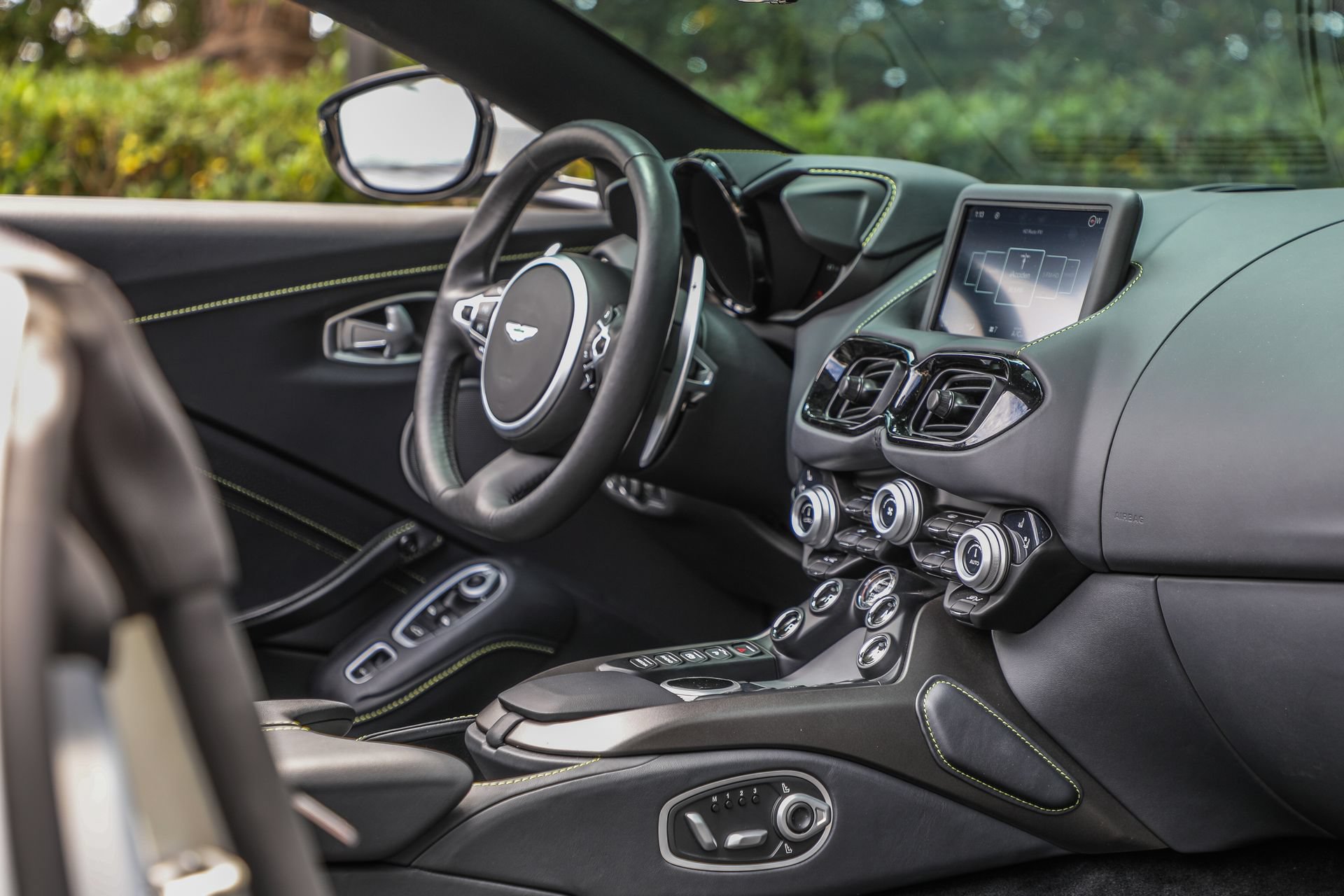 Used 2023 Aston Martin V8 Vantage Roadster RWD image 23