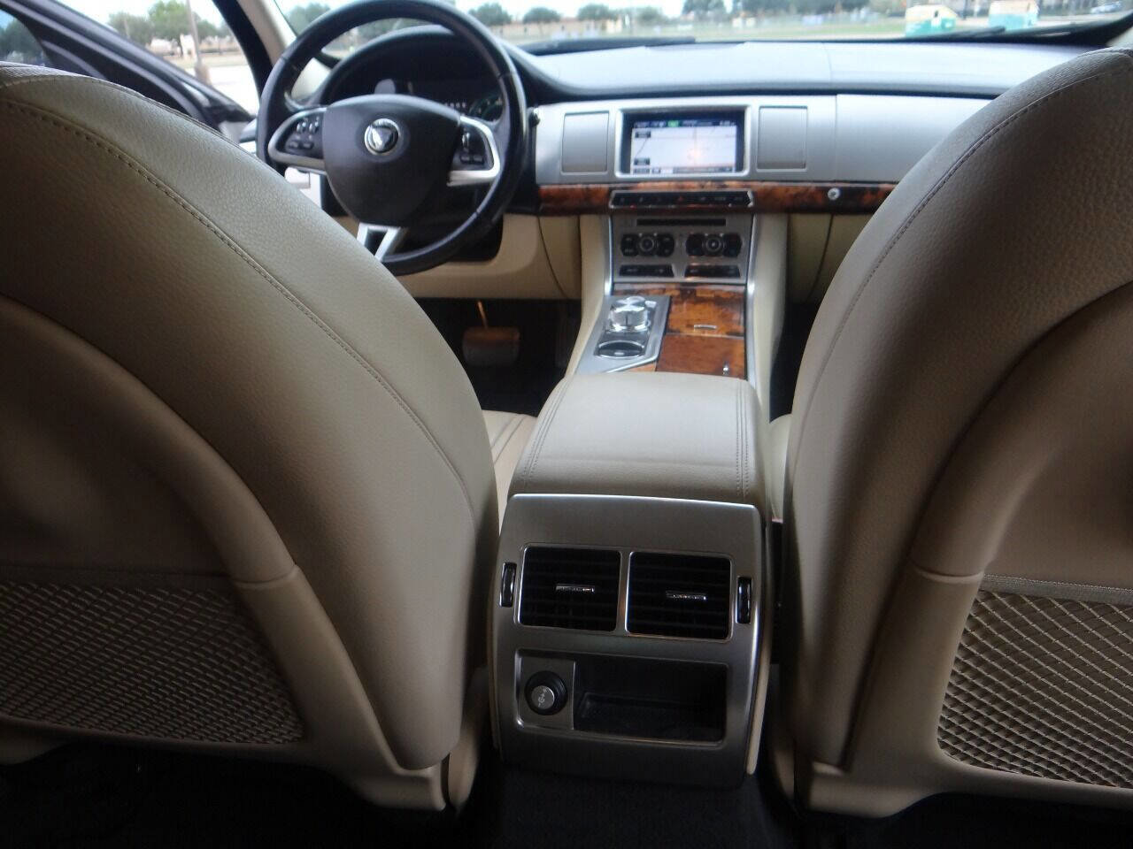 Used 2015 Jaguar XF Premium image 24