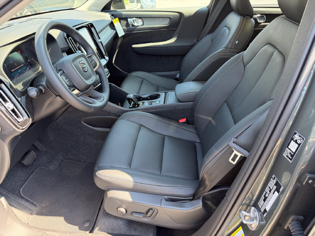 New 2026 Volvo XC40 B5 Core w/ Climate Package AWD/4WD image 17