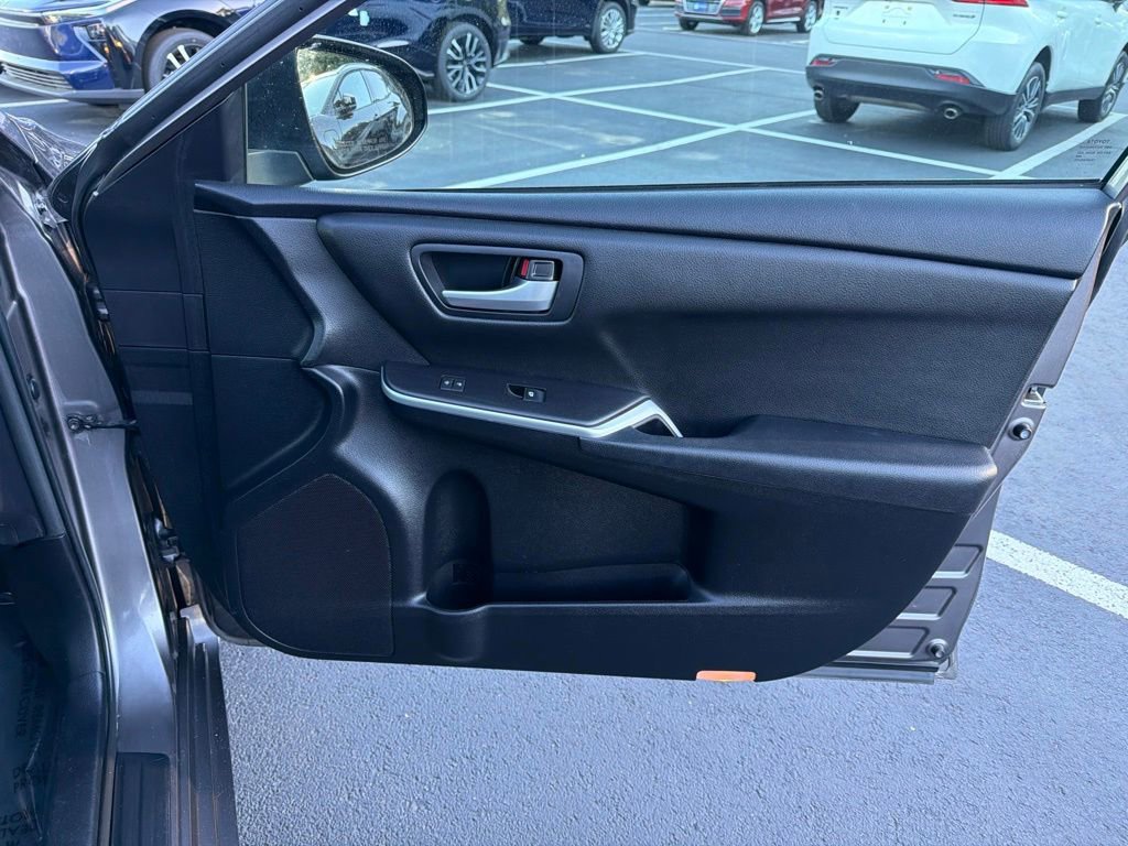 Used 2015 Toyota Camry SE FWD image 8