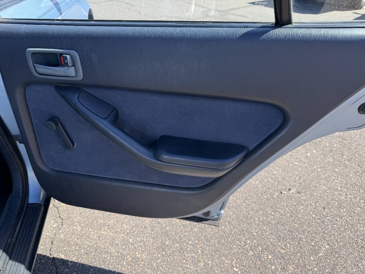 Used 1992 Toyota Camry Deluxe FWD image 30