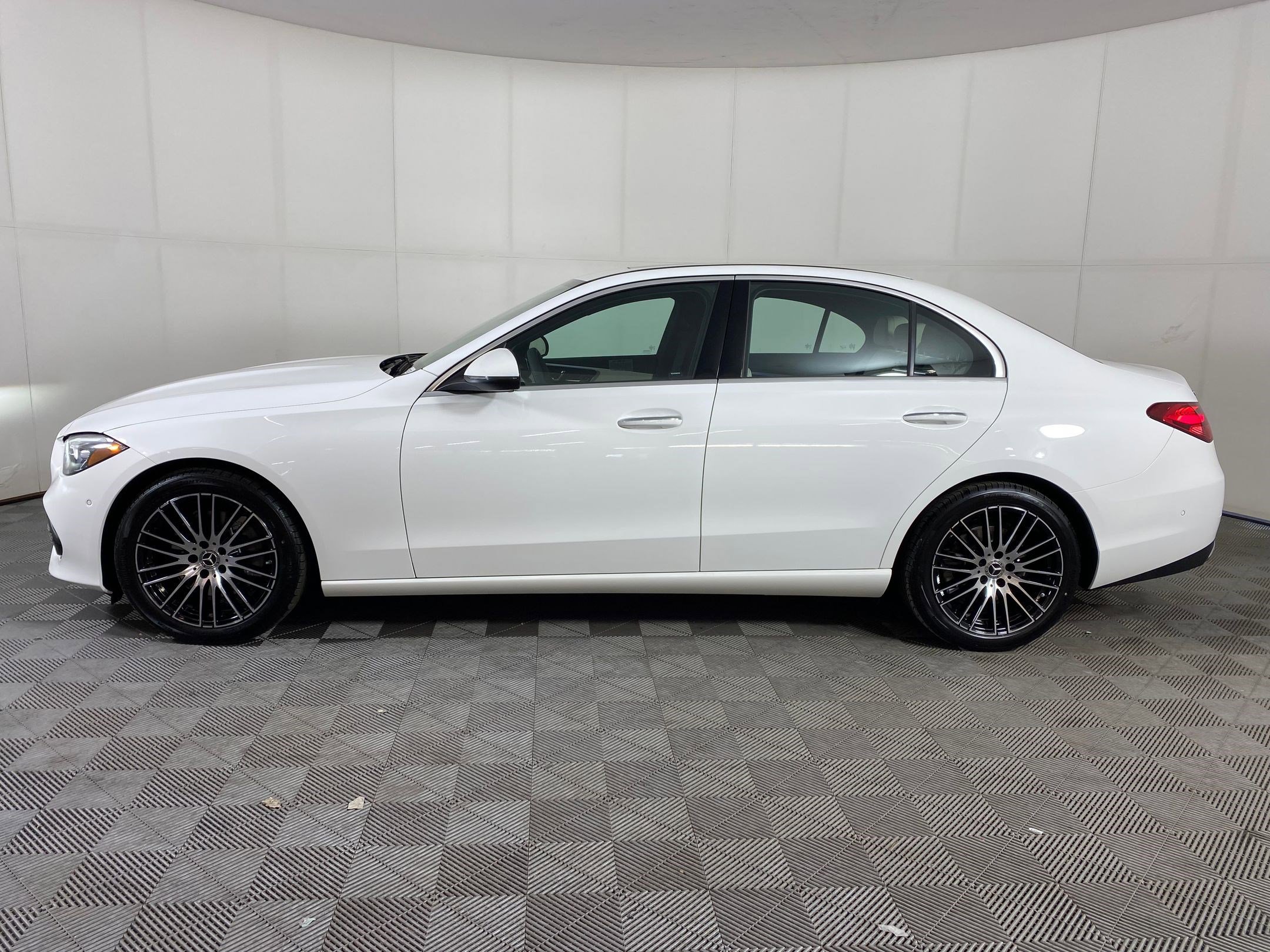 Used 2025 Mercedes-Benz C 300 4MATIC Sedan image 2