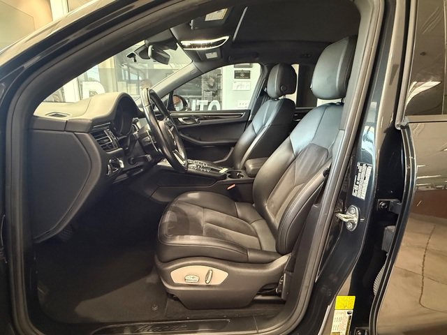 Used 2020 Porsche Macan AWD/4WD image 23