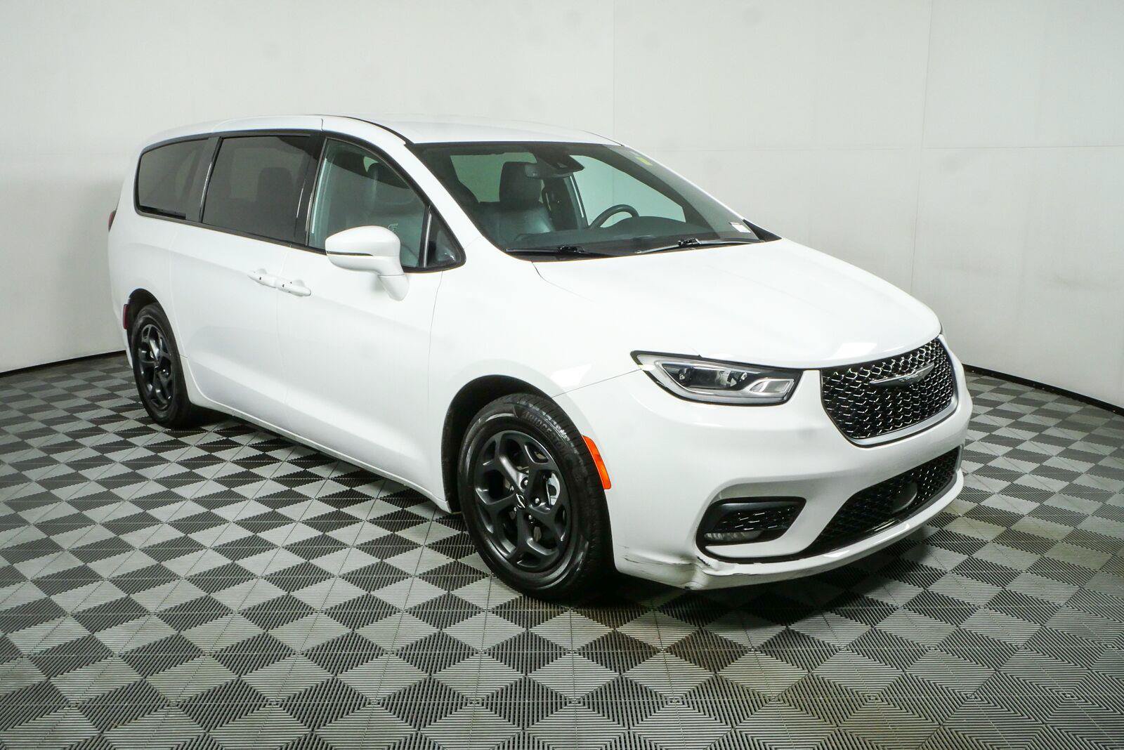 Used 2022 Chrysler Pacifica Touring-L w/ S Appearance Package FWD image 1