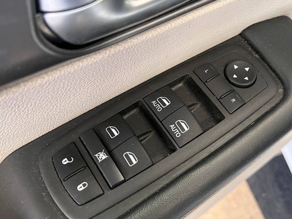 Used 2022 Chrysler Pacifica Touring-L image 32