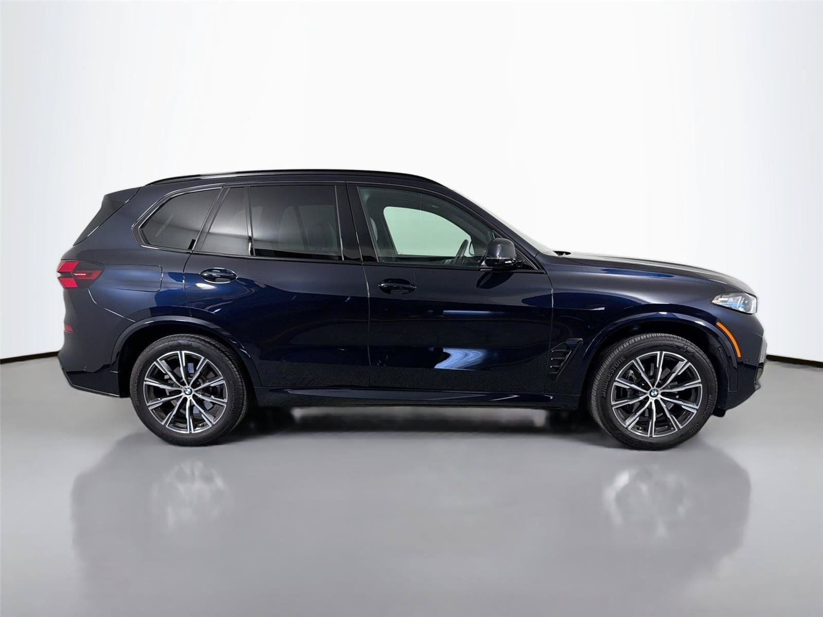 Used 2025 BMW X5 sDrive40i w/ M Sport Package RWD image 4